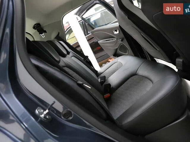 Серый Рено Зое, объемом двигателя 0 л и пробегом 28 тыс. км за 14700 $, фото 75 на Automoto.ua