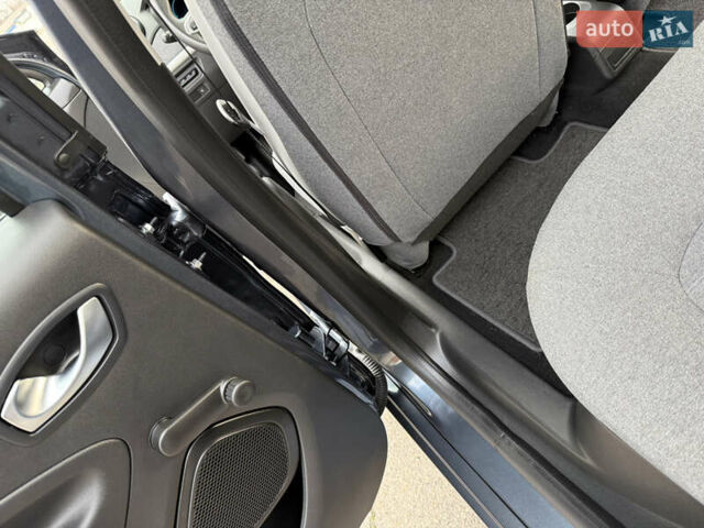 Серый Рено Зое, объемом двигателя 0 л и пробегом 45 тыс. км за 12999 $, фото 94 на Automoto.ua