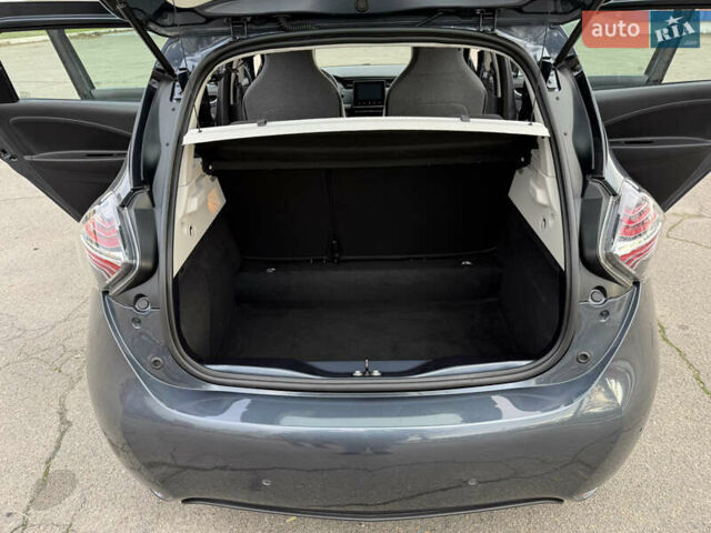 Серый Рено Зое, объемом двигателя 0 л и пробегом 45 тыс. км за 12999 $, фото 81 на Automoto.ua