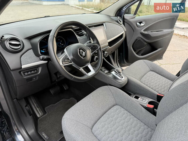 Серый Рено Зое, объемом двигателя 0 л и пробегом 45 тыс. км за 12999 $, фото 7 на Automoto.ua