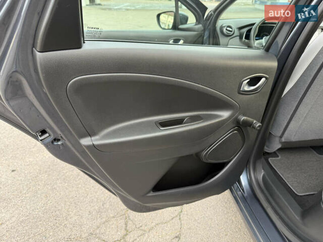 Серый Рено Зое, объемом двигателя 0 л и пробегом 45 тыс. км за 12999 $, фото 72 на Automoto.ua