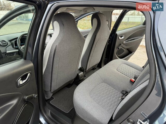 Серый Рено Зое, объемом двигателя 0 л и пробегом 45 тыс. км за 12999 $, фото 75 на Automoto.ua