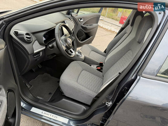 Серый Рено Зое, объемом двигателя 0 л и пробегом 45 тыс. км за 12999 $, фото 63 на Automoto.ua