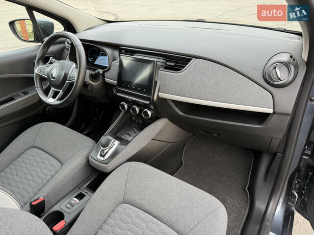 Серый Рено Зое, объемом двигателя 0 л и пробегом 45 тыс. км за 12999 $, фото 5 на Automoto.ua