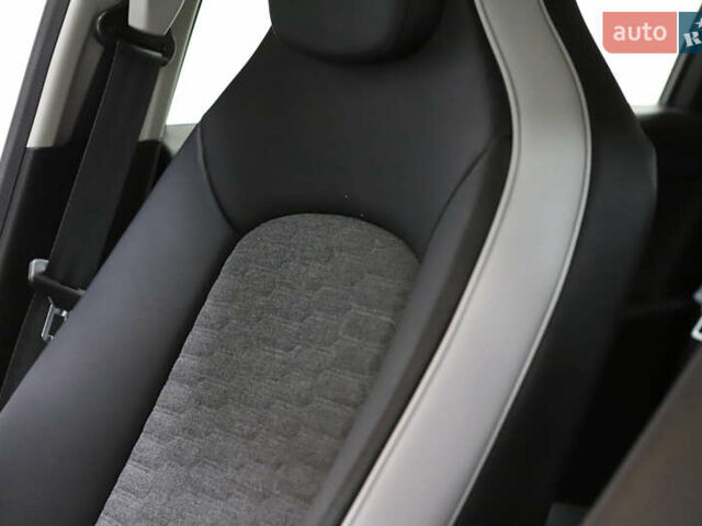 Серый Рено Зое, объемом двигателя 0 л и пробегом 28 тыс. км за 14700 $, фото 48 на Automoto.ua