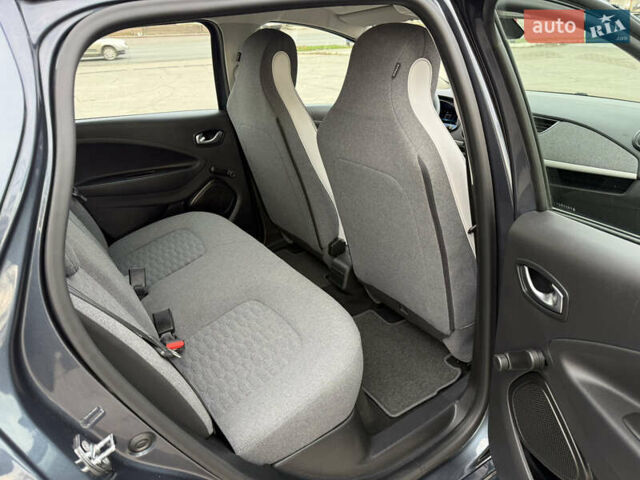 Серый Рено Зое, объемом двигателя 0 л и пробегом 45 тыс. км за 12999 $, фото 51 на Automoto.ua
