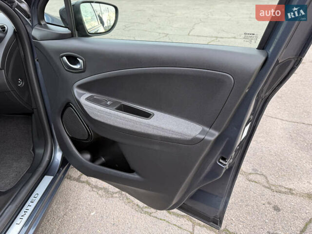 Серый Рено Зое, объемом двигателя 0 л и пробегом 45 тыс. км за 12999 $, фото 42 на Automoto.ua