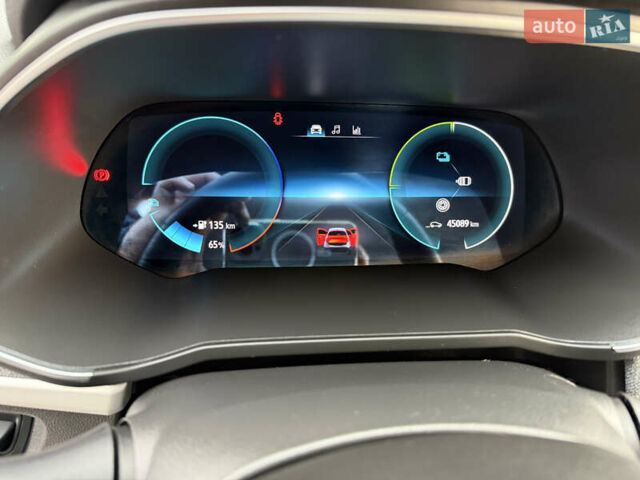 Серый Рено Зое, объемом двигателя 0 л и пробегом 45 тыс. км за 12999 $, фото 60 на Automoto.ua