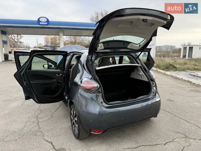 Серый Рено Зое, объемом двигателя 0 л и пробегом 45 тыс. км за 12999 $, фото 115 на Automoto.ua