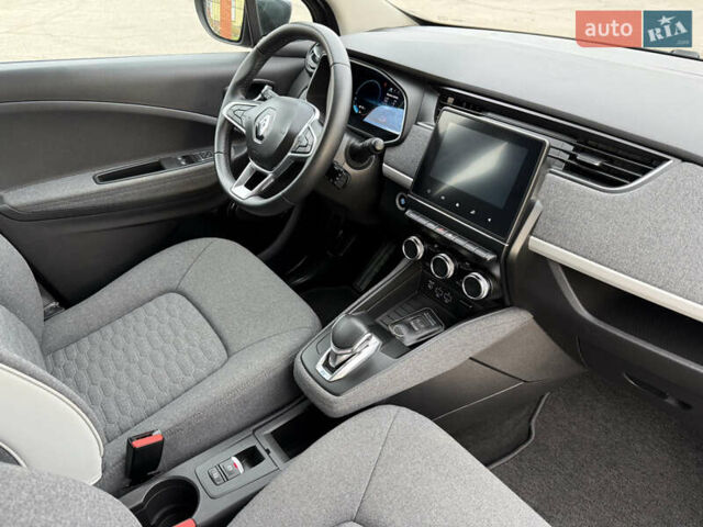 Серый Рено Зое, объемом двигателя 0 л и пробегом 45 тыс. км за 12999 $, фото 48 на Automoto.ua