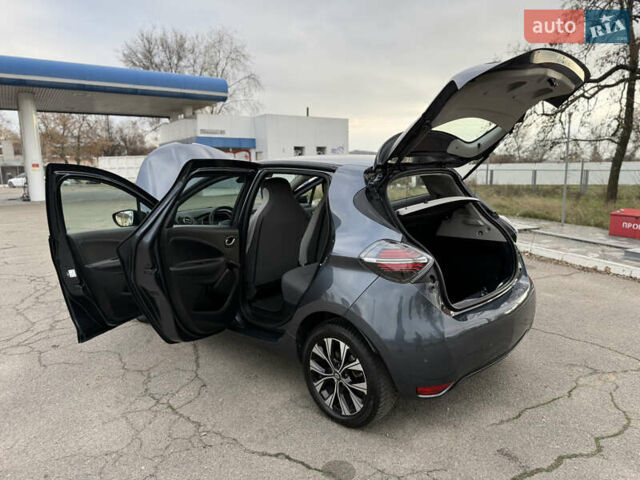 Серый Рено Зое, объемом двигателя 0 л и пробегом 45 тыс. км за 12999 $, фото 116 на Automoto.ua