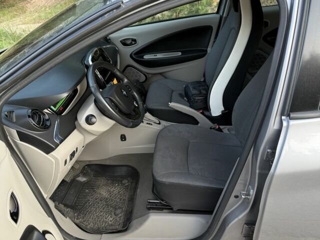 Серый Рено Зое, объемом двигателя 0 л и пробегом 56 тыс. км за 8500 $, фото 5 на Automoto.ua