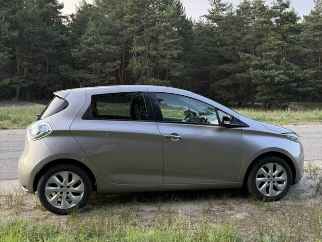 Серый Рено Зое, объемом двигателя 0 л и пробегом 56 тыс. км за 8000 $, фото 2 на Automoto.ua