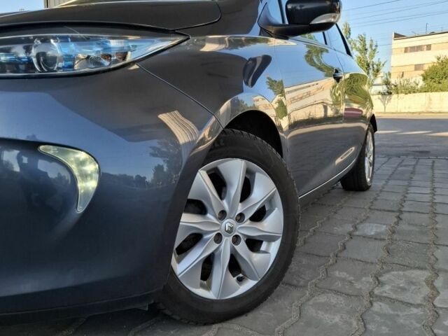 Серый Рено Зое, объемом двигателя 0 л и пробегом 133 тыс. км за 8999 $, фото 2 на Automoto.ua
