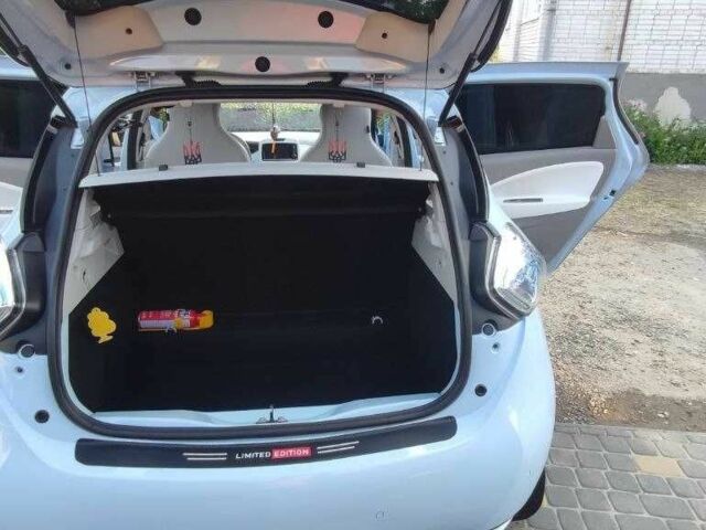 Синий Рено Зое, объемом двигателя 0 л и пробегом 96 тыс. км за 7000 $, фото 15 на Automoto.ua