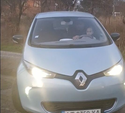 Синій Рено Зое, об'ємом двигуна 0 л та пробігом 97 тис. км за 5500 $, фото 1 на Automoto.ua