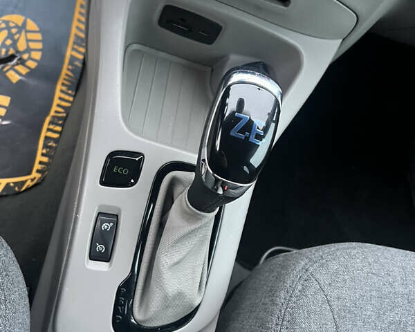 Синий Рено Зое, объемом двигателя 0 л и пробегом 63 тыс. км за 6800 $, фото 17 на Automoto.ua