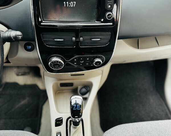 Синий Рено Зое, объемом двигателя 0 л и пробегом 63 тыс. км за 6500 $, фото 40 на Automoto.ua