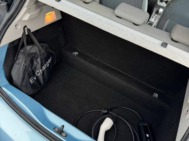 Синий Рено Зое, объемом двигателя 0 л и пробегом 118 тыс. км за 5900 $, фото 17 на Automoto.ua