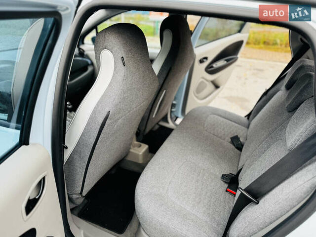 Синий Рено Зое, объемом двигателя 0 л и пробегом 63 тыс. км за 6500 $, фото 24 на Automoto.ua