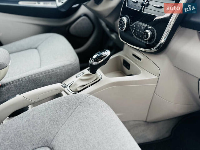 Синий Рено Зое, объемом двигателя 0 л и пробегом 63 тыс. км за 6500 $, фото 32 на Automoto.ua