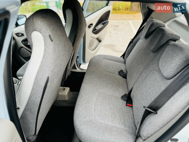 Синий Рено Зое, объемом двигателя 0 л и пробегом 63 тыс. км за 6500 $, фото 25 на Automoto.ua