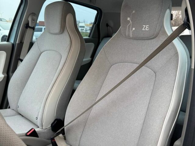 Синий Рено Зое, объемом двигателя 0 л и пробегом 118 тыс. км за 5900 $, фото 7 на Automoto.ua