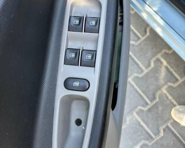 Синий Рено Зое, объемом двигателя 0 л и пробегом 87 тыс. км за 6700 $, фото 13 на Automoto.ua