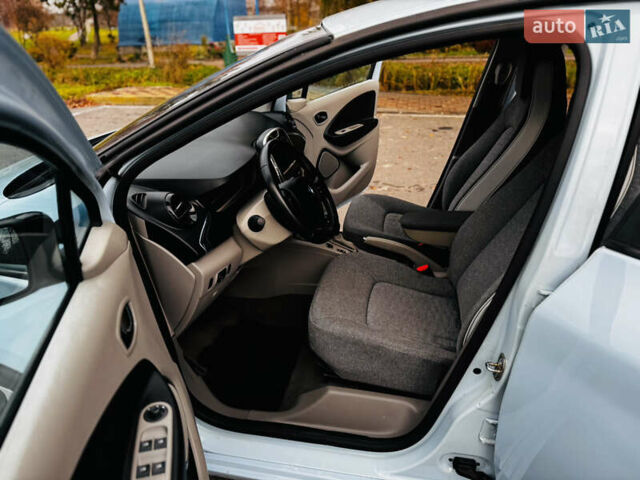 Синий Рено Зое, объемом двигателя 0 л и пробегом 63 тыс. км за 6500 $, фото 41 на Automoto.ua