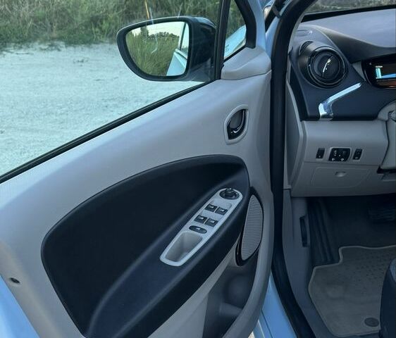 Синий Рено Зое, объемом двигателя 0 л и пробегом 110 тыс. км за 7500 $, фото 5 на Automoto.ua