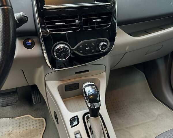 Синий Рено Зое, объемом двигателя 0 л и пробегом 99 тыс. км за 8139 $, фото 8 на Automoto.ua