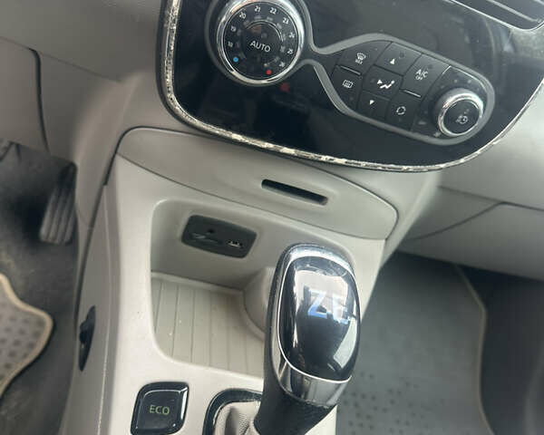 Синий Рено Зое, объемом двигателя 0 л и пробегом 181 тыс. км за 6600 $, фото 21 на Automoto.ua