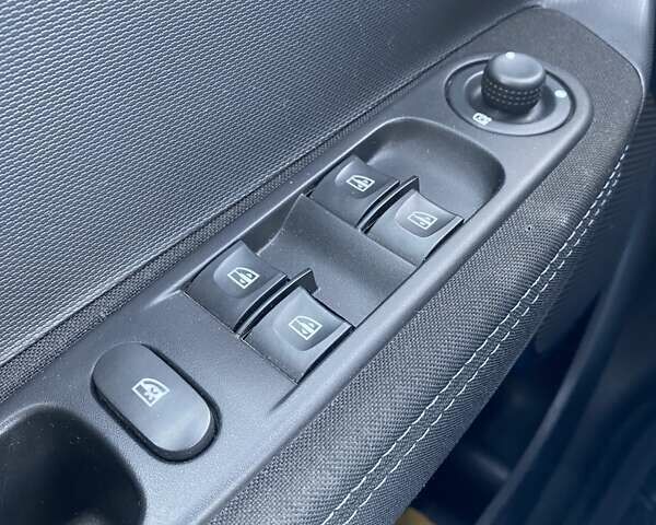 Синий Рено Зое, объемом двигателя 0 л и пробегом 240 тыс. км за 7600 $, фото 18 на Automoto.ua