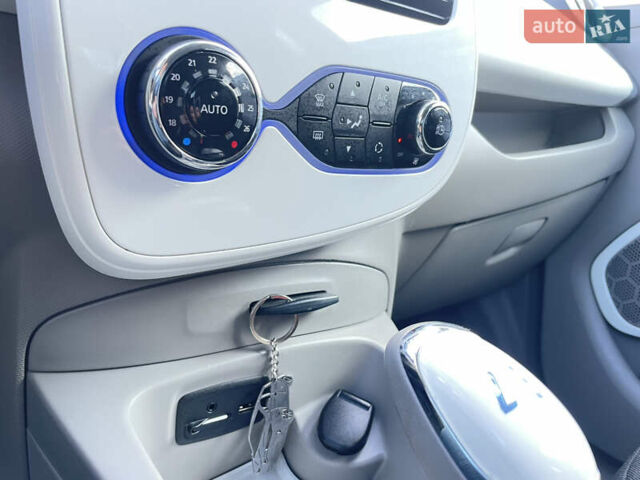 Синий Рено Зое, объемом двигателя 0 л и пробегом 93 тыс. км за 7599 $, фото 35 на Automoto.ua