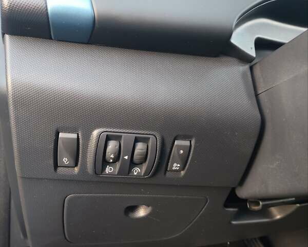 Синий Рено Зое, объемом двигателя 0 л и пробегом 95 тыс. км за 9200 $, фото 11 на Automoto.ua