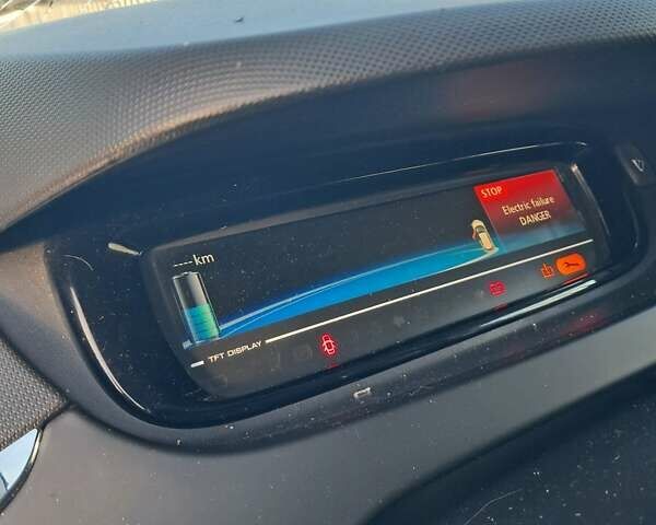 Синий Рено Зое, объемом двигателя 0 л и пробегом 95 тыс. км за 4100 $, фото 16 на Automoto.ua