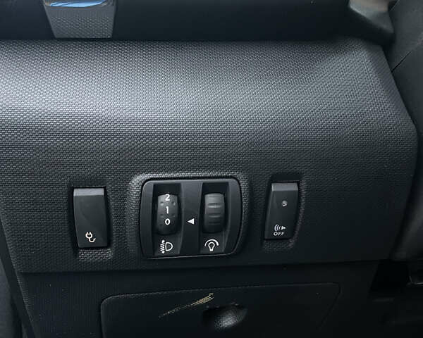 Синий Рено Зое, объемом двигателя 0 л и пробегом 101 тыс. км за 9300 $, фото 25 на Automoto.ua