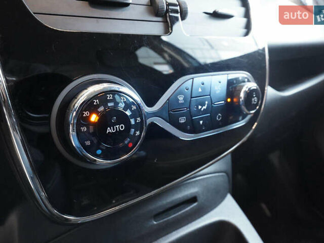 Синий Рено Зое, объемом двигателя 0 л и пробегом 144 тыс. км за 9300 $, фото 4 на Automoto.ua