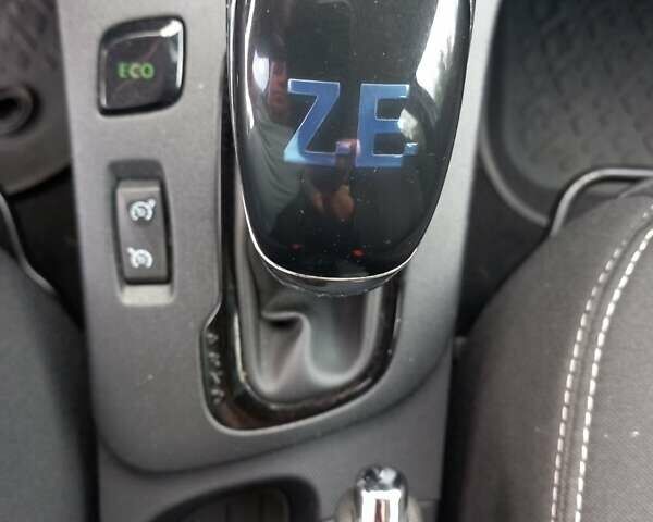 Синий Рено Зое, объемом двигателя 0 л и пробегом 86 тыс. км за 9800 $, фото 10 на Automoto.ua