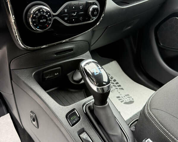 Синий Рено Зое, объемом двигателя 0 л и пробегом 99 тыс. км за 9500 $, фото 29 на Automoto.ua