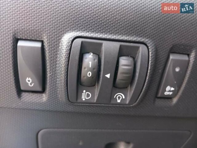 Синий Рено Зое, объемом двигателя 0 л и пробегом 86 тыс. км за 9800 $, фото 15 на Automoto.ua