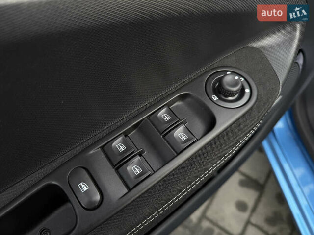 Синий Рено Зое, объемом двигателя 0 л и пробегом 104 тыс. км за 9750 $, фото 31 на Automoto.ua