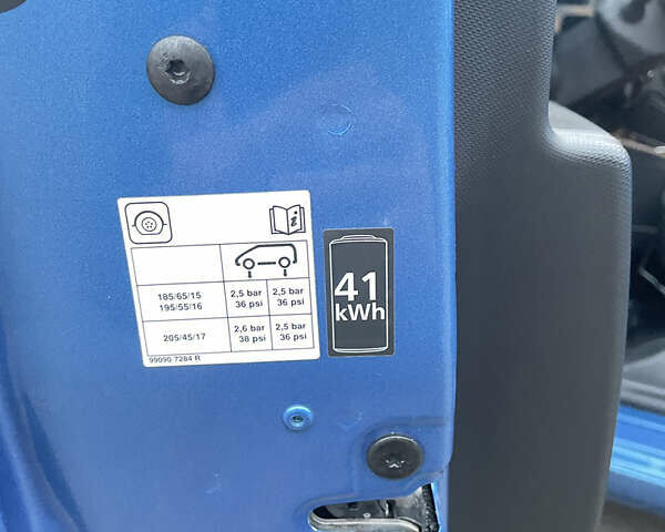 Синий Рено Зое, объемом двигателя 0 л и пробегом 101 тыс. км за 9300 $, фото 18 на Automoto.ua