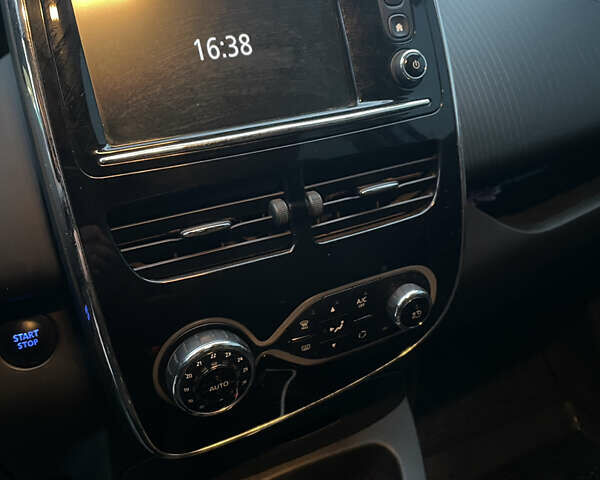 Синий Рено Зое, объемом двигателя 0 л и пробегом 101 тыс. км за 9300 $, фото 26 на Automoto.ua