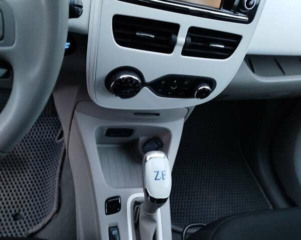 Синий Рено Зое, объемом двигателя 0 л и пробегом 76 тыс. км за 9300 $, фото 7 на Automoto.ua