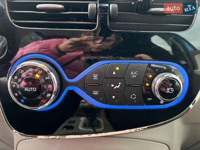 Синий Рено Зое, объемом двигателя 0 л и пробегом 55 тыс. км за 11490 $, фото 28 на Automoto.ua