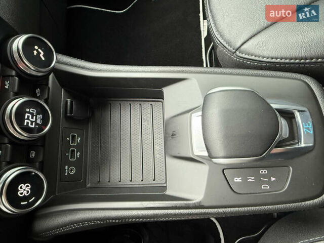 Синий Рено Зое, объемом двигателя 0 л и пробегом 75 тыс. км за 13300 $, фото 40 на Automoto.ua