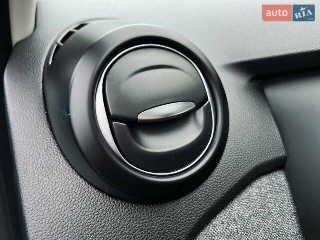 Синий Рено Зое, объемом двигателя 0 л и пробегом 91 тыс. км за 12200 $, фото 32 на Automoto.ua