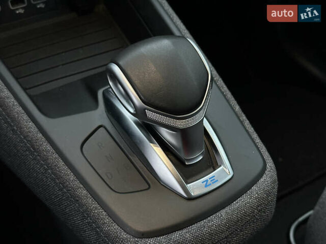 Синій Рено Зое, об'ємом двигуна 0 л та пробігом 39 тис. км за 13990 $, фото 27 на Automoto.ua