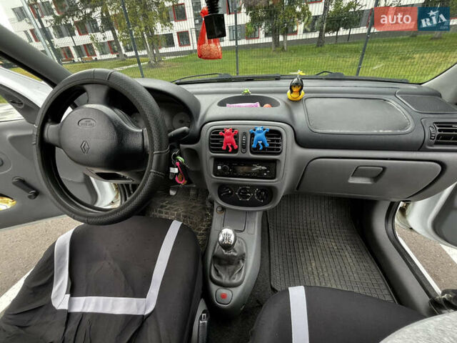 Белый Рено Clio Symbol, объемом двигателя 1.39 л и пробегом 335 тыс. км за 2300 $, фото 13 на Automoto.ua